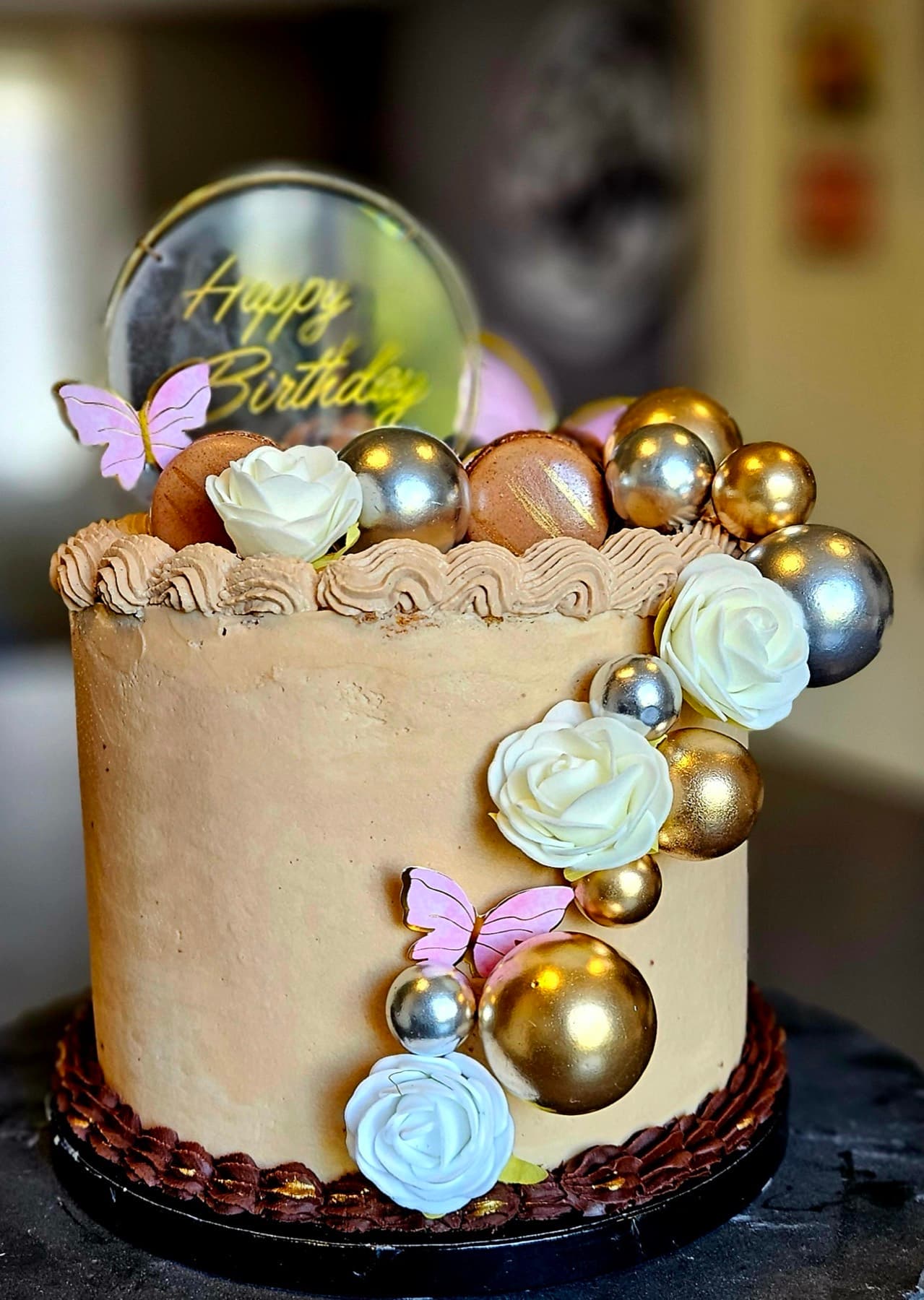 Layer cake à étages, crème lissée et décor de fleurs en sucre