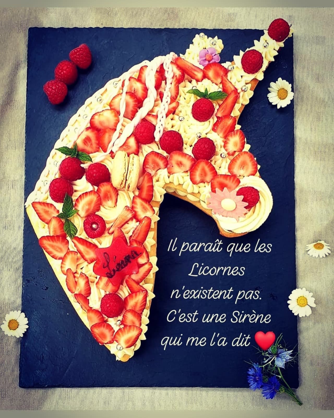 Gâteau licorne aux fraises et framboises fraîches, sur ardoise